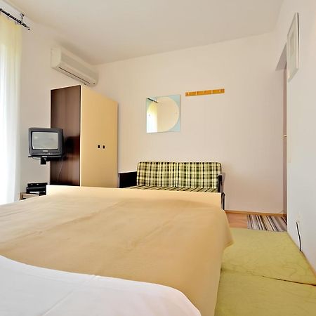 Apartment Bozikovic - Jelsa - Vitarnja Экстерьер фото